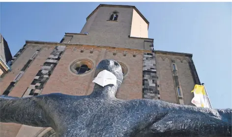  ?? FOTO: J. KNAPPE ?? Gewöhnlich trägt die Skulptur „Mensch mit ausgebreit­eten Armen“von Maria Lehnen keine Maske. Welcher Mensch möchte nicht wieder frei atmen?