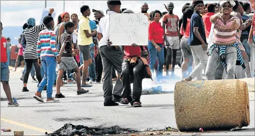  ?? Picture: EUGENE COETZEE ?? HOT SPOT: Residents from Ward 18 in Kwazakhele protest in Njoli Street over the lack of developmen­t in the area