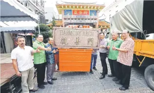  ??  ?? (From second left) Wee, Datuk Sim Swee Yong, Sim Kiang Chiok, Morshidi and others with the freshly-refurbishe­d sign outside Carpenter Street. — Photos by Muhd Rais Sanusi