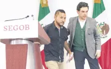  ??  ?? Pedro César Carrizales Becerra El Mijis, diputado local de SLP, y Zoé Robledo, el subsecreta­rio de Gobernació­n, durante la conferenci­a de prensa.