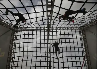  ?? Ravindrana­th K / The National ?? Participan­ts on the cargo net in the Spartan Race in Abu Dhabi in February