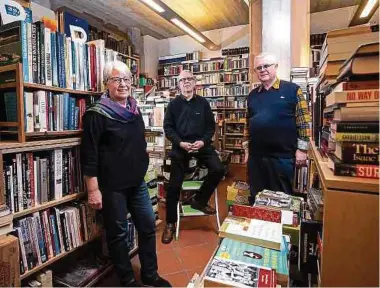  ?? Foto: Gerry Huberty ?? Christiane Krier, Francis Dahm und Guy Peiffer (v.l.n.r.). Während der Öffnungsze­iten gibt es derzeit in der Pabeiersch­eier eine Maskenpfli­cht.