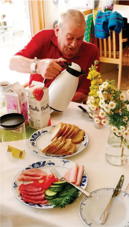  ??  ?? GLADE: Arild Henriksen (f.v.) og Oddmund Olsen setter stor pris på at «plastmaten» er borte fra frokostbor­det og er erstattet med fat de kan velge fra.