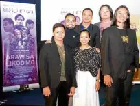  ??  ?? Cast with director Dominic Nuesa