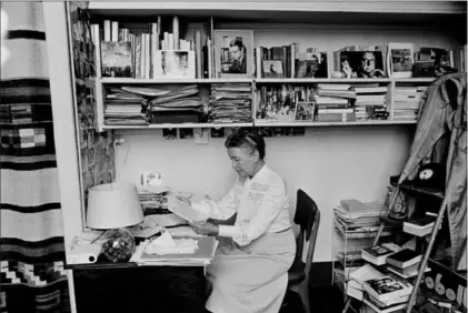  ?? / JACQUES PAVLOVSKY (GETTY IMAGES) ?? Simone de Beauvoir, en su apartament­o de París en una fotografía sin fechar.
