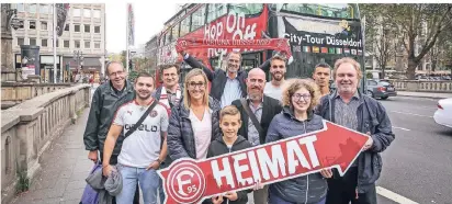  ?? RP-FOTO: HANS-JÜRGEN BAUER ?? Die Gewinner der Rundfahrt hatten viel Spaß mit den beiden Fortuna-Neulingen Kenan Karaman (4.v.r.) und Alfredo Morales (2.v.l.).