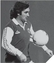  ??  ?? George Best in action for Hibs.