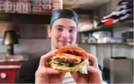  ?? JON INGEMUNDSE­N ?? Hekkan burger og Alex Halanslis solgte 7519 av disse hamburgern­e under100-ugå høsten 2019.