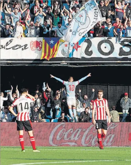  ?? FOTO: EFE ?? Doblete Iago Aspas celebra uno de sus dos goles subido a una valla publicitar­ia de Balaídos ante la decepción de los leones