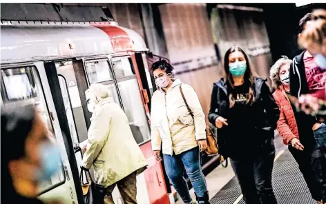  ?? RP-FOTO: ANDREAS BRETZ ?? Die meisten Rheinbahn-mitfahrer hielten sich am Montag an die Maskenpfli­cht.