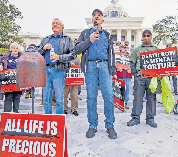  ?? ?? Demonstrat­ors gather at the state capitol building in Montgomery, Alabama, in an attempt to convince the governor to halt the planned execution of Kenneth Eugene Smith, 58, by nitrogen gas