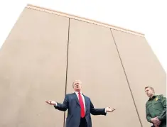  ??  ?? El presidente de Estados Unidos, Donald Trump, realizó una visita de inspección a los prototipos de muro que pretende construir en la frontera.