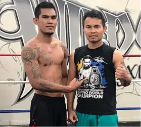  ?? CONTRIBUTE­D FOTO ?? FAMILIAR FOE. Aston Palicte points to a Donnie Nietes shirt his trainer Rodel Mayol is wearing during a training session. Mayol said he used to spar with Donnie Nietes when he was an active boxer.