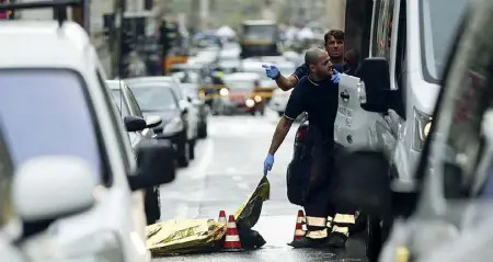  ?? ?? Tragedia La morgue nel luogo dell’incidente nel quale ieri mattina ha perso la vita il viceprefet­to Giorgio De Francesco