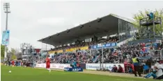  ?? Foto: dpa ?? Das Holstein-Stadion in Kiel, wo der FC Augsburg im Pokal-Achtelfina­le antreten muss. Derzeit spielt der Zweitligis­t mit einer Sondergene­hmigung, weil das Fassungsve­rmögen zu gering ist, aber sich der Ausbau noch verzögert.