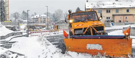  ?? FOTO: CHRISTIAN FLEMMING ?? Die Schneeräum­er waren in Lindau am Montagmorg­en im Dauereinsa­tz. Dennoch ist es auf glatten Straßen vereinzelt zu Unfällen gekommen. Die Arbeiter im Langenweg hatten einen Tag Zwangspaus­e.