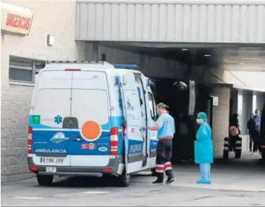  ?? ALBERTO DOMÍNGUEZ ?? Personal sanitario atiende al paciente de una ambulancia en el Juan Ramón Jiménez.