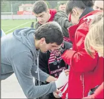  ??  ?? Reconocimi­ento San José es uno de los habituales en la firma de autógrafos a la afición que se desplaza Lezama