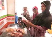  ?? AHMAD DIDIN/JAWA POS ?? LARIS: Warga menyerbu daging ayam di gerai operasi pasar.