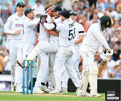  ?? ?? PICTURE: ANDY HOOPER
Old master: Stuart Broad celebrates capturing the wicket of South Africa’s Ryan Rickelton