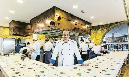  ?? APONIENTE ?? Ángel León en la cocina acristalad­a de su restaurant­e en El Puerto de Santa María