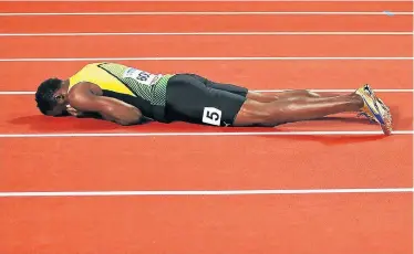  ?? DIEGO AZUBEL/EFE ?? 2. Incrédulo, Bolt deita na pista olímpica