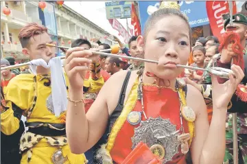  ??  ?? Indonesian-Chinese participan­ts Elva Mutan (right) and Paulus (left) are pictured during the Chap Goh Meh parade to mark the closing ceremony of Chinese New Year festival in Singkawang on Borneo island yesterday. — AFP photo