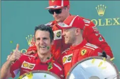  ??  ?? FELICIDAD. Rueda, junto a Kimi y Vettel en el podio de Australia.