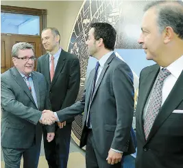  ??  ?? Le maire de Québec, Régis Labeaume, Fabrice Cancre président Olympus NDT et Sam Hamad, ministre du Travail, ont annoncé l’investisse­ment de 35 millions $ de l’entreprise dans l’espace d’innovation Michelet.