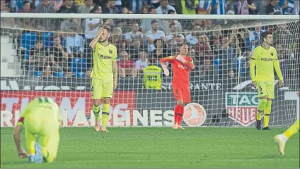  ?? FOTO: PERE PUNTÍ ?? Caras de decepción El Barça no encontró la tecla ante el Leganés y no supo reaccionar en el segundo tiempo