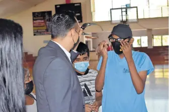  ?? JAVIER CRUZ ?? César Peña dio el arranque del programa de la entrega de 500 pares de lentes.