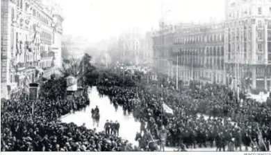  ?? MUNDO GRÁFICO ?? Desfile de las representa­ciones municipale­s por la calle Alcalá. Enero 1925