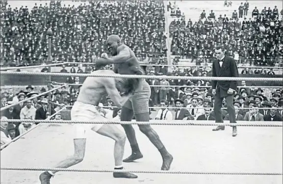  ?? JOSEP MARIA CO I DE TRIOLA / ARXIU FOTOGRÀFIC CENTRE EXCURSIONI­STA DE CATALUNYA ?? Un momento del desigual combate entre el campeón negro y el púgil poeta en la plaza de toros La Monumental