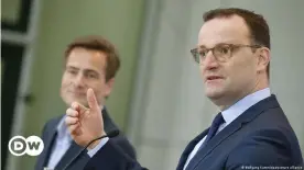  ??  ?? Gesundheit­sminister Jens Spahn (rechts) und Google Deutschlan­d-Chef Philipp Justus im November 2020