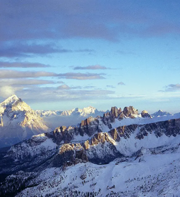  ??  ?? L’opera «Dal rifugio Lagazuoi, tra Cortina e Val Badia», realizzata da Mario De Biasi, anni Ottanta. Sarà visitabile alla mostra a Villa Pisani