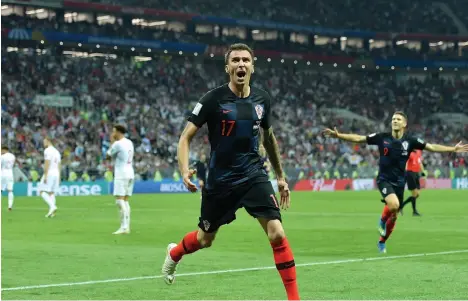  ?? /GETTY IMAGES ?? Mario Mandzukic celebra su gol en tiempo extra, cuando Croacia se apropió completame­nte del juego.