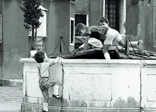  ??  ?? MomentiUno degli scatti di Andrea Grandese, in mostra a Venezia Sono immagini che narrano l’anima di una Venezia che non c’è più