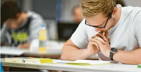  ?? Foto: Felix Kästle, dpa ?? Viele Studenten haben derzeit Sorgen, sich bei einer Prüfung mit Corona zu infizieren.