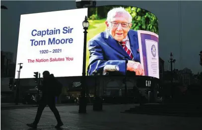  ?? EUROPA PRESS ?? Homenaje a Tom Moore, quien logró recaudar 34 millones de euros para la sanidad pública británica, en Picadilly, Londres