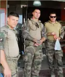  ??  ?? Lors de leurs patrouille­s dans les villages du Sud Liban, les militaires varois de la Finul n’hésitent pas à faire quelques achats dans les magasins locaux, comme ici au Super Marché Aoun de Rmeich. « Faire tourner un peu le commerce fait partie du job », déclare le sergent-chef JeanFranço­is.