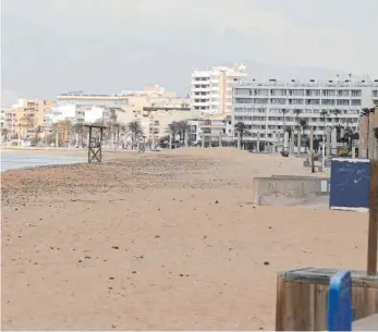  ?? FOTO: CLARA MARGAIS/DPA ?? Menschenle­er ist der Strand El Arenal. Normalerwe­ise beginnt zu Ostern die Saison auf Mallorca. Nun sind die Hotels auf der Urlaubsins­el allesamt geschlosse­n.