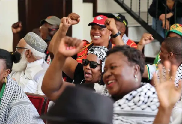  ?? ?? Propalaest­inensiske støtter i Sydafrika ses reagere, da de hørte kendelsen fra domstolen fredag.
Foto: Alet Pretorius/Reuters