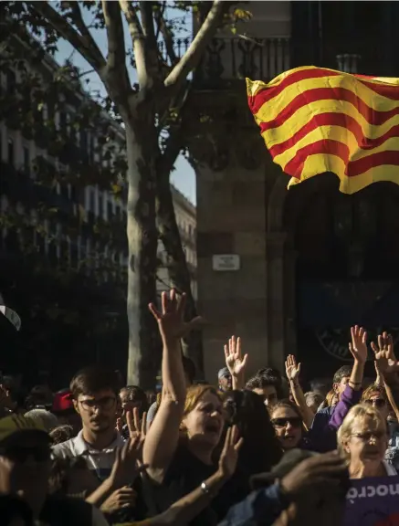  ??  ?? FICK SIN VILJA IGENOM. Demonstran­ter utanför Katalonien­s regionparl­ament, som också ville att Katalonien skulle