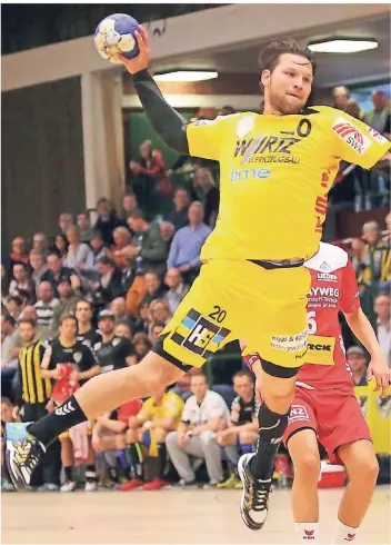  ?? FOTO: THOMAS LAMMERTZ ?? Spielmache­r Tim Gentges kam vom Dienst in die Halle und zeigte eine hervorrage­nde Leistung.