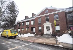  ?? Brian A. Pounds / Hearst Connecticu­t Media ?? A cleanup crew at North Mianus Elementary School.