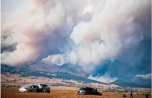  ?? Associated Press ?? ■ Smoke from the CalWood Fire billows Sunday as seen from Gunbarrel, Colo.