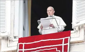  ??  ?? FRANCISCO. El papa pronuncia la oración del Ángelus el día del lanzamient­o de su nueva encíclica.
