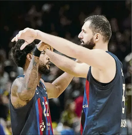  ?? FOTO: EFE ?? Sale Higgins y entra Mirotic. El Barça no podrá contar con el estadounid­ense pero el hispano-montenegri­no reaparece en el Palau