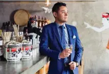  ??  ?? EL APRENDIZ. Con su coctel El Jornalero, una fusión de sabores mexicanos y uno de los mejores whiskys escoceses, Alejandro Millán se coronó campeón de la pasada edición de Chivas Masters, que tuvo lugar en Shanghai.