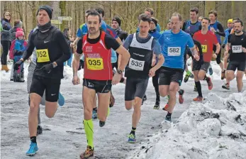  ?? FOTOS: KLAUS EICHLER ?? Edwin Singer (Startnumme­r 535) und Alexander Härdtner (35) boten den Ulmer Läufern um Fabian Konrad (52) beim finalen Lauf im Vogter Wald lange Paroli.